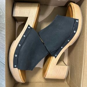 Ana Elissa black platforms